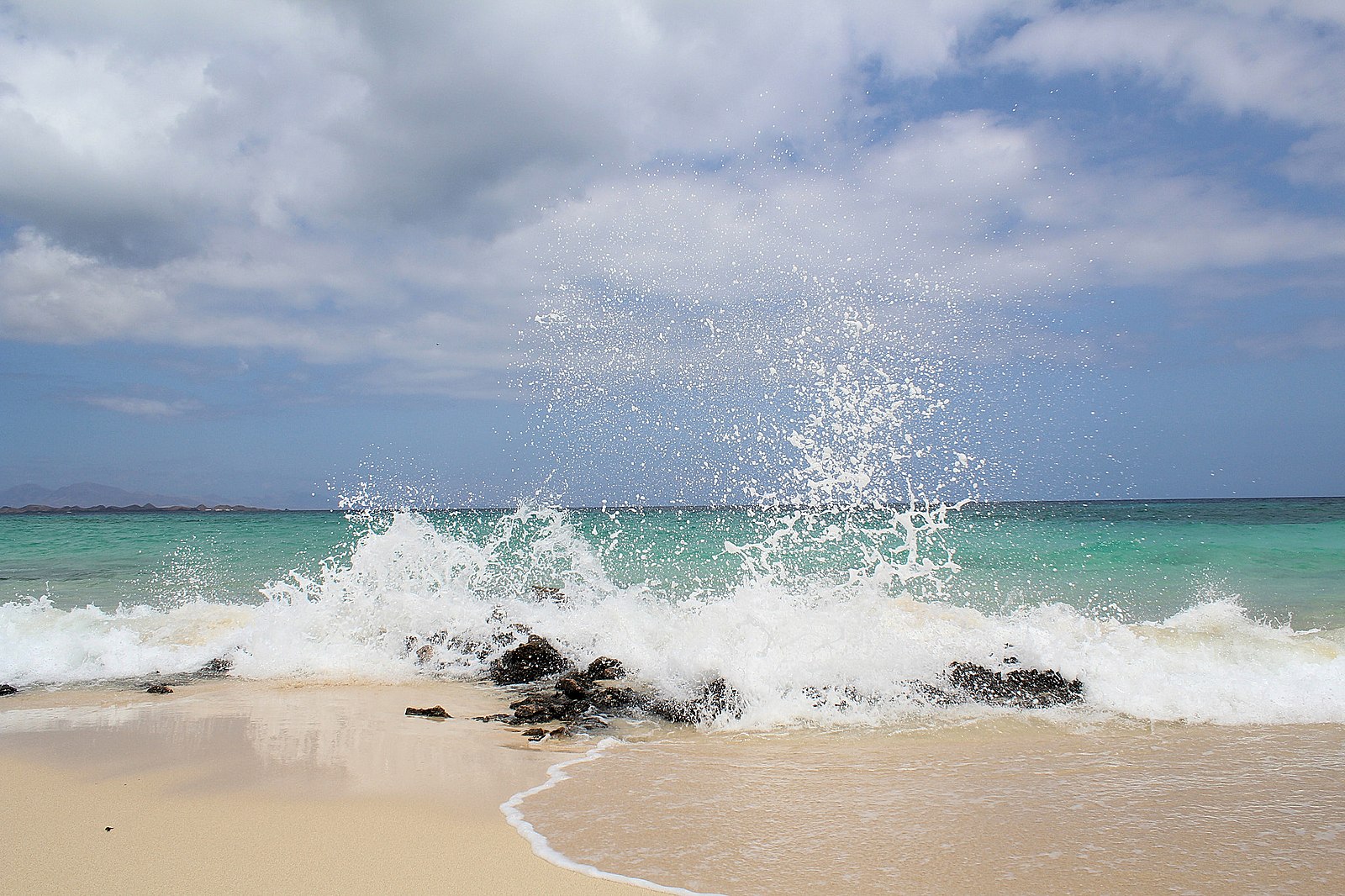 1600px-Waves_On_The_Beach_(184176683)